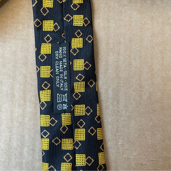 Brioni Roma Black and Gold Geometric Tie - Picture 8 of 9